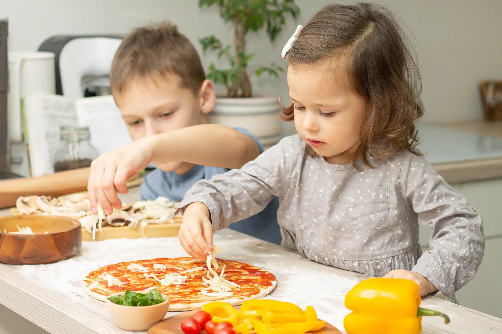 kids making pizza